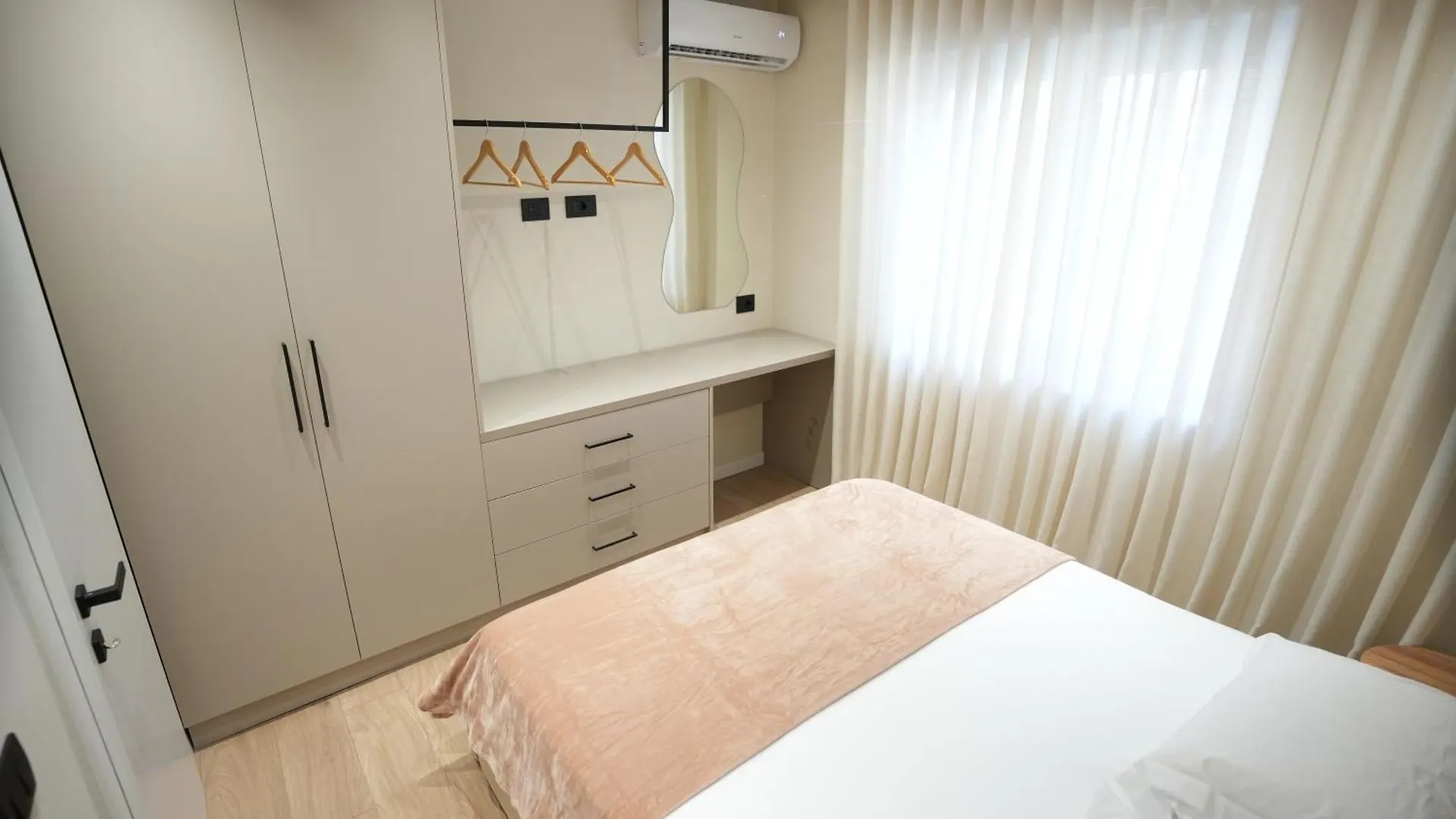 Huqi Luxury Apartments 1 티라나