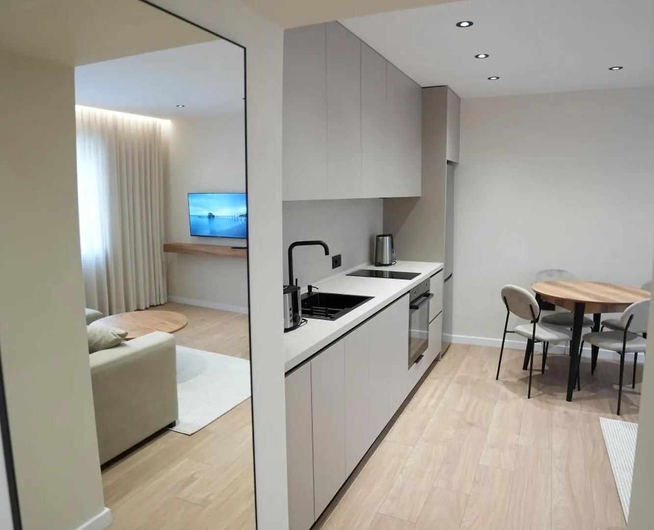 Huqi Luxury Apartments 1 티라나