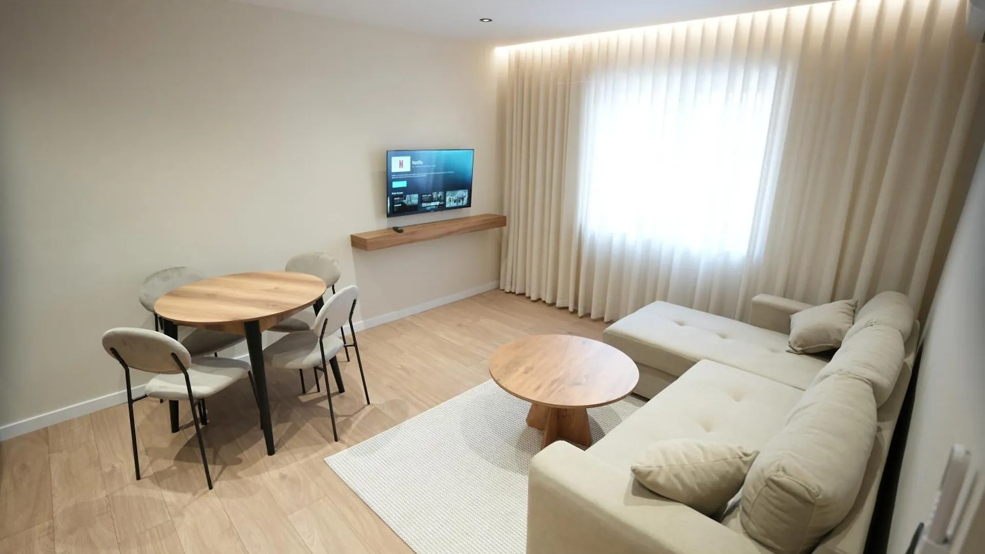 Huqi Luxury Apartments 1 티라나